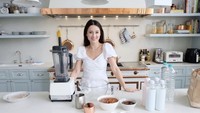 Saat masa pandemi, Julie menghabiskan banyak waktu belajar masak dan membuat kue di dapur rumahnya. Foto: Instagram @julstelle