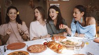 Bersama sang kakak, Julie nongkrong menyantap roti hingga pizza di salah satu restoran bersama model ternama Nadia Hutagalung. Foto: Instagram @julstelle