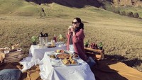 Sering liburan ke luar negeri, Julie bagikan momennya sarapan dengan pemandangan bukit dan aneka menu roti hingga pizza. Foto: Instagram @julstelle