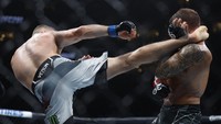 Di ronde kedua ketika baru berjalan satu menit, Justin Gaethje melepas high kick. Tendangan kaki kanannya menghantam leher Dustin Poirier (USA TODAY Sports via Reuters Con/Jeff Swinger)