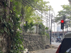 Warga Minta Kabel Menjuntai Makan Korban di Jaksel Segera Dirapikan