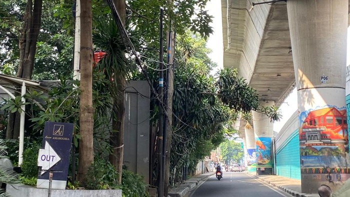 Kabel fiber optik yang menjuntai di Jalan Pangeran Antasari, Jakarta Selatan