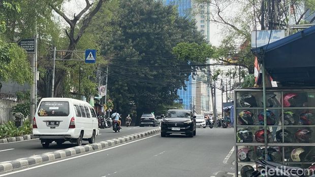 Kabel menjuntai di kawasan Palmerah, Jakarta Barat. (Devi/detikcom)