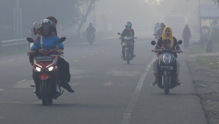 Kabut asap dampak karhutla di Aceh Barat Sejumlah pengendara melintasi jalan yang berselimut kabut asap kebakaran hutan dan lahan (karhutla) di jalan lintas nasional Medan-Banda Aceh Desa Suak Raya, Johan Pahlawan, Aceh Barat, Aceh, Sabtu (29/7/2023). Menurut pantauan Badan Meteorologi Klimatologi dan Geofisika (BMKG) Stasiun Meteorologi Kabupaten Nagan Raya melalui satelit NASA/MODIS terdapat dua titik api (hotspot) di kabupaten itu dengan suhu udara mencapai 31 celsius pada siang hari dengan kecepatan angin 3 knots/jam yang rata-rata bertiup dari arah timur laut, BMKG juga menghimbau masyarakat dan pengguna jalan lintas mengenakan masker medis apabila keluar rumah dan berhati-hati karena kabut asap berdampak pada minimnya jarak pandang. ANTARA FOTO/Syifa Yulinnas/rwa.