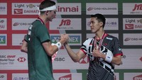 Viktor Axelsen dan Jonatan Christie berjabat tangan usai penyerahan medali. 