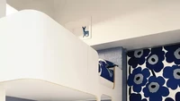 Tempat tidur mezzanine bisa bikin tampilan kamar menjadi unik. Desain kamar ini cocok buat ruangan dengan luas yang terbatas. Posisi tempat tidur berada di atas, sedangkan ruang belajar dan bermain di bawah. Foto: (istimewa/The Spurce)