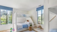Kamar tidur yang dihuni lebih dari satu anak bisa disiasati dengan penggunaan bunk bed. Tempat tidur ini hemat ruang dan fungsional. Foto: (istimewa/The Spurce)