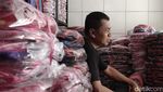 Melihat Produksi Tas, Ladang Cuan Warga Kampung Miliarder Garut