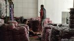Melihat Produksi Tas, Ladang Cuan Warga Kampung Miliarder Garut