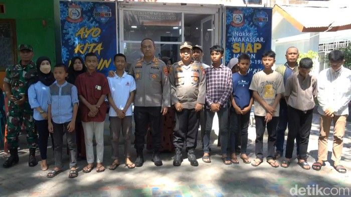 Kapolrestabes Makassar Kombes Mokhamad Ngajib bersama 8 bocah terlibat tawuran.
