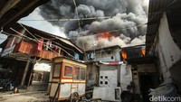 Angin yang kencang membuat api cepat merambat ke rumah-rumah warga. 