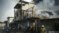 Petugas pemadam kebakaran yang tiba sempat kesulitan menembus pemukiman warga.