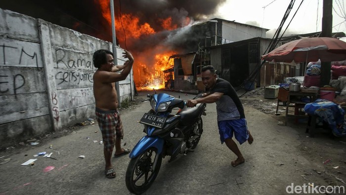 Kebakaran melanda permukiman warga di Gang Manggis Jalan Kapuk Utara II, Kapuk Muara, Jakarta Utara, Minggu (30/7/2023).