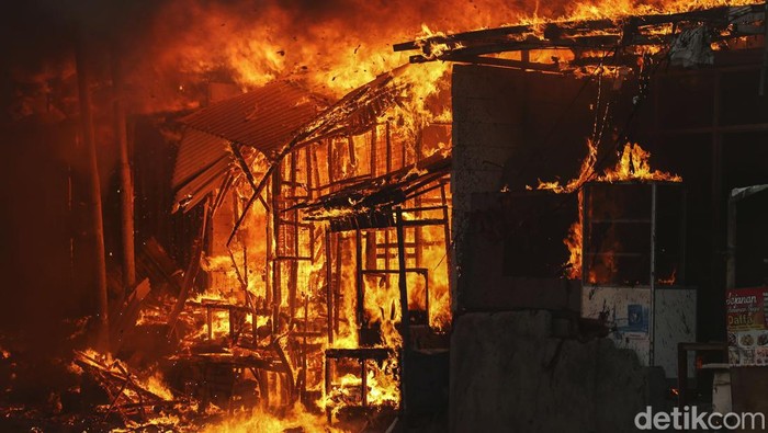 Kebakaran Landa Permukiman di Kapuk Muara Kebakaran melanda permukiman warga di Gang Manggis Jalan Kapuk Utara II, Kapuk Muara, Jakarta Utara, Minggu (30/7/2023).