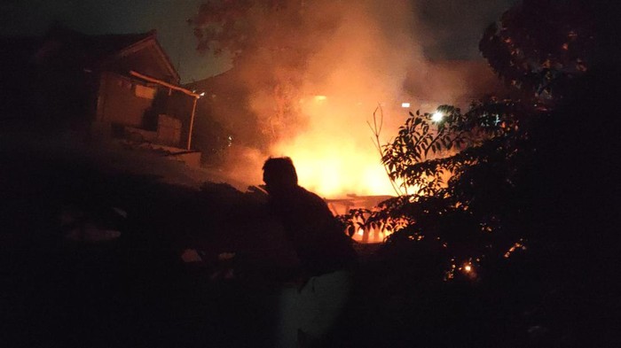Kebakaran melanda belasan bangunan bedeng di kawasan Siligita, Lingkungan Bualu, Kelurahan Benoa, Kuta Selatan, Badung, Bali Sabtu (29/7/2023). (Foto: Istimewa)
