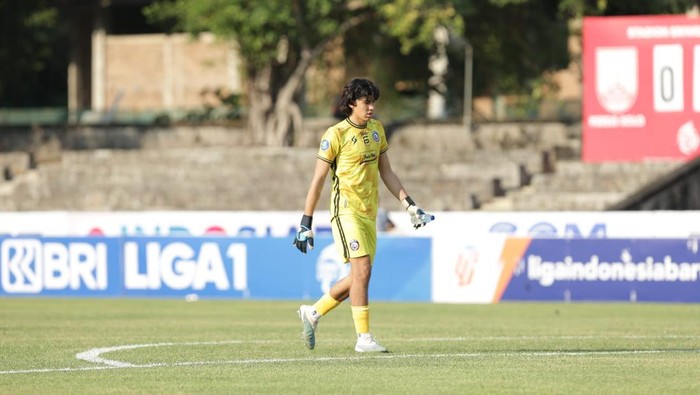 Kiper Arema FC Schwarzer Garcia saat bertanding melawan Persis Solo di Stadion Sriwedari, Minggu (30/7/2023).
