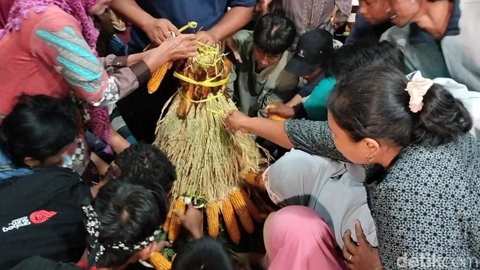 kirab gunungan palawija