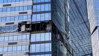 Sejumlah kaca di salah satu lantai gedung pecah.  