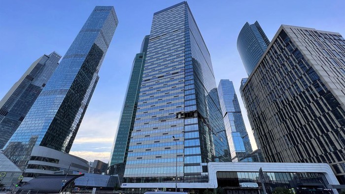 Serangan drone mengakibatkan kerusakan pada gedung bertingkat di Moskow, Minggu (30/7/2023). Moskow menuding Kyiv berada di balik serangan-serangan tersebut.