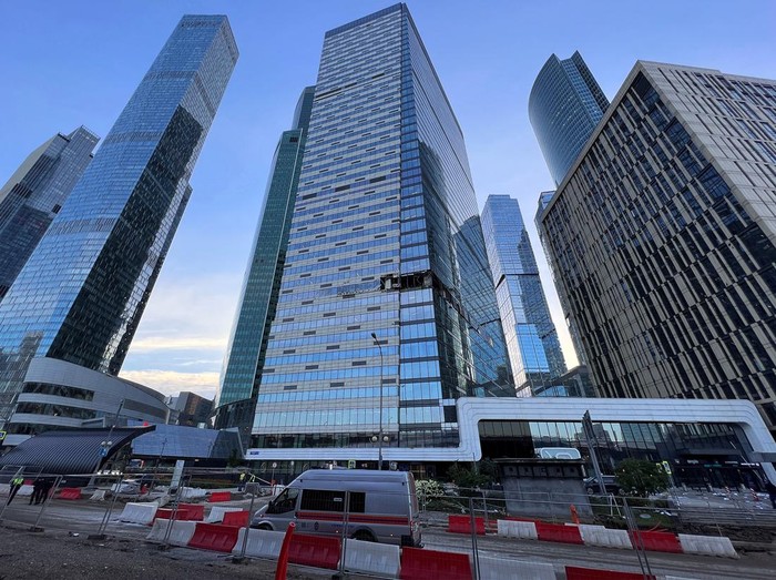 Kondisi gedung bertingkat di Moskow yang digempur drone (dok. REUTERS/STRINGER)