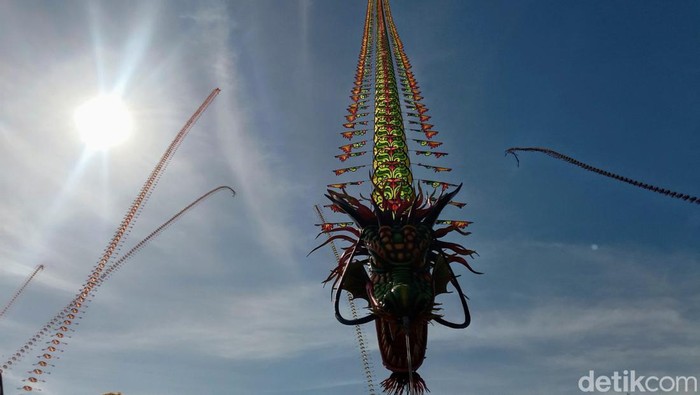 Layang-layang naga diterbangkan di Pantai Ketawang Indang, Purworejo, Minggu (30/7/2023).