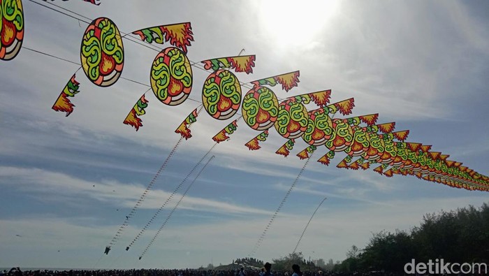 Layang-layang naga diterbangkan di Pantai Ketawang Indang, Purworejo, Minggu (30/7/2023).
