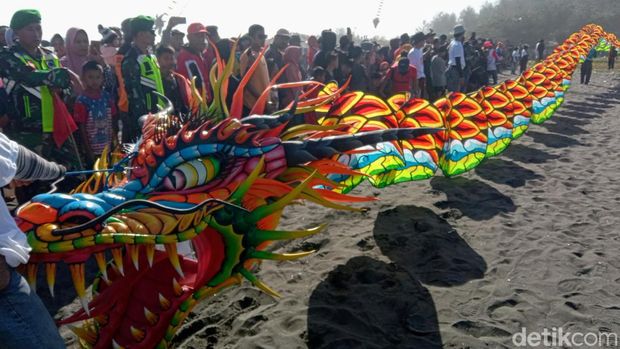 Layang-layang naga diterbangkan di Pantai Ketawang Indang, Purworejo, Minggu (30/7/2023).