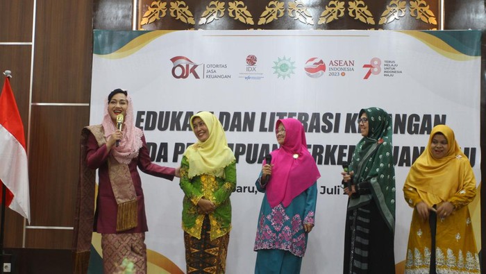 Kepala Eksekutif Pengawas Perilaku Pelaku Usaha Jasa Keuangan, Edukasi dan Perlindungan Konsumen Friderica Widyasari Dewi (tengah) berdialog dengan peserta saat tampil sebagai pembicara dalam Edukasi dan Literasi Keuangan Kepada Perempuan Berkemajuan Riau, di Kantor OJK Riau, Pekanbaru, Riau, Sabtu (29/7/2023). Otoritas Jasa Keuangan (OJK) terus berupaya memberikan edukasi kepada masyarakat agar sadar literasi keuangan sehingga dapat memahami perencanaan dan mengambil keputusan keuangan. ANTARA FOTO/Rony Muharrman/nym.