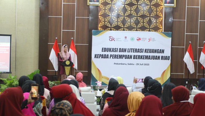 Literasi keuangan bagi perempuan berkemajuan Riau Kepala Eksekutif Pengawas Perilaku Pelaku Usaha Jasa Keuangan, Edukasi dan Perlindungan Konsumen Friderica Widyasari Dewi (tengah) berdialog dengan peserta saat tampil sebagai pembicara dalam Edukasi dan Literasi Keuangan Kepada Perempuan Berkemajuan Riau, di Kantor OJK Riau, Pekanbaru, Riau, Sabtu (29/7/2023). Otoritas Jasa Keuangan (OJK) terus berupaya memberikan edukasi kepada masyarakat agar sadar literasi keuangan sehingga dapat memahami perencanaan dan mengambil keputusan keuangan. ANTARA FOTO/Rony Muharrman/nym.