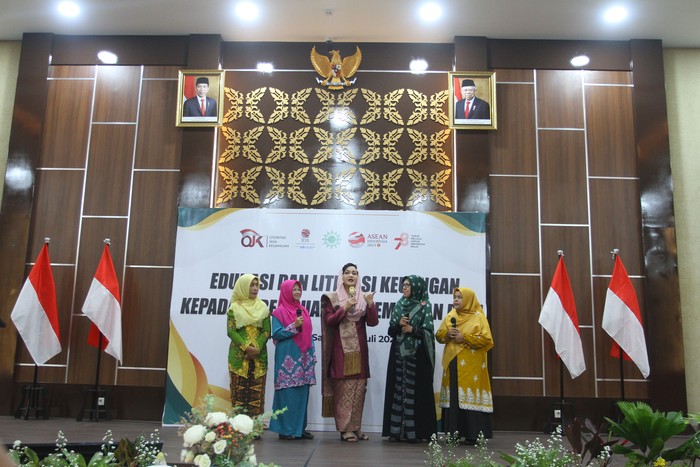 Kepala Eksekutif Pengawas Perilaku Pelaku Usaha Jasa Keuangan, Edukasi dan Perlindungan Konsumen Friderica Widyasari Dewi (tengah) berdialog dengan peserta saat tampil sebagai pembicara dalam Edukasi dan Literasi Keuangan Kepada Perempuan Berkemajuan Riau, di Kantor OJK Riau, Pekanbaru, Riau, Sabtu (29/7/2023). Otoritas Jasa Keuangan (OJK) terus berupaya memberikan edukasi kepada masyarakat agar sadar literasi keuangan sehingga dapat memahami perencanaan dan mengambil keputusan keuangan. ANTARA FOTO/Rony Muharrman/nym.