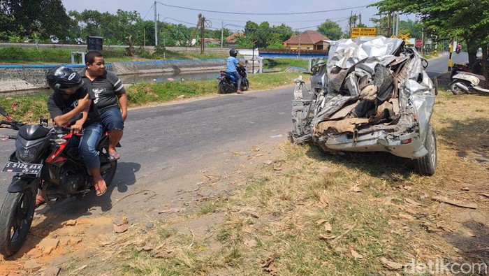 Luxio tertabrak kereta api di Jombang