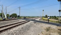 Penampakan pelintasan tanpa palang pintu di Dusun Gondekan, Desa Jabon, Kecamatan/Kabupaten Jombang tempat Luxio tertabrak KA Dhoho (Foto: Enggran Eko Budianto)