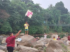Debit Air Sungai Ciliwung di Bogor 0 Cm, Bocah-bocah Asyik Main Layangan