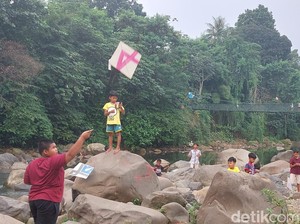 Debit Air Sungai Ciliwung di Bogor 0 Cm, Bocah-bocah Asyik Main Layangan