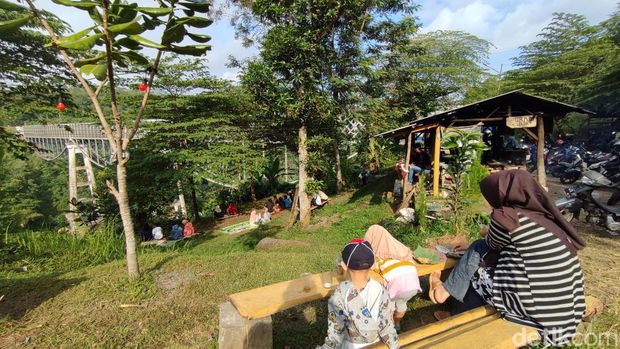 Menyantap serabi di Jembatan Cirahong Ciamis