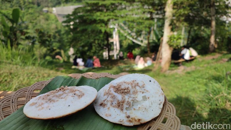 Menyantap serabi di Jembatan Cirahong Ciamis