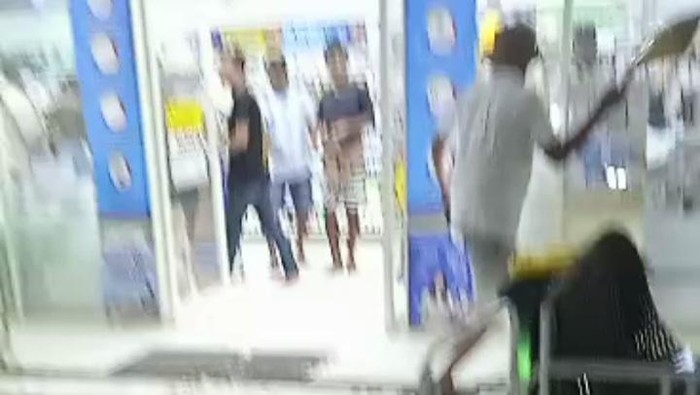 Momen anggota DPRD Halmahera Tengah Jonathan Pata Pata ngamuk di minimarket.