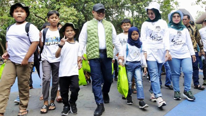 Momen Cak Imin Ajak Anak Yatim Wisata ke Ancol Ketua Umum Partai Kebangkitan Bangsa (PKB) Muhaimin Iskandar bersama DPP Perempuan Bangsa mengajak 1000 anak yatim piatu dari berwisata ke Taman Impian Jaya Ancol, Jakarta, Sabtu (29/7/2023).