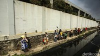 Api yang cepat merambat membuat warga keluar dari area pemukiman. 