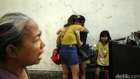 Warga juga berpelukan untuk saling menguatkan. 