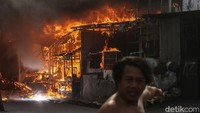 Belum diketahui penyebab kebakaran. Selain itu, belum diketahui ada tidaknya korban jiwa dalam peristiwa tersebut. 