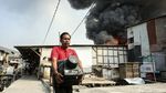 Momen Warga Selamatkan Harta Benda di Kebakaran Kapuk Muara