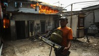 Ada juga yang menyelamatkan kompor hingga tabung elpiji.