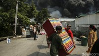 Sejumlah warga mengevakuasi harta bendanya ke tempat yang lebih aman.