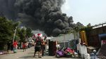 Momen Warga Selamatkan Harta Benda di Kebakaran Kapuk Muara