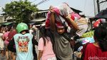 Momen Warga Selamatkan Harta Benda di Kebakaran Kapuk Muara