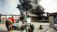 Angin yang kencang membuat api cepat merambat ke rumah-rumah warga. 