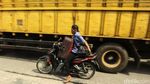 Momen Warga Selamatkan Harta Benda di Kebakaran Kapuk Muara