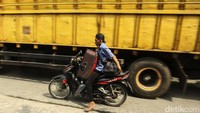 Mulai dari TV, kulkas, kasur hingga dokumen berharga dievakuasi warga. 
