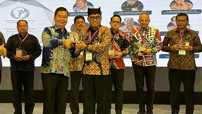 Mujiono meraih penghargaan sebagai Sekda Berkinerja Digital Terbaik Nasional untuk kategori Collaboration and Engagement